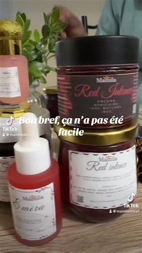 Bonjour à tous, Je suis très heureuse de vous présenter mes nouvelles collections Mamila. Mamila, c’est une marque qui vient du cœur. Elle porte le nom de ma mère, et c’est avec elle que tout a commencé. J’ai toujours voulu créer quelque chose qui me ressemble, quelque chose de vrai, d’authentique… et qui fait du bien. Chaque produit Mamila est le fruit d’un long travail, d’écoute, de passion et d’amour. J’ai mis du temps à choisir les bons ingrédients, les bonnes senteurs, les textures qui vous