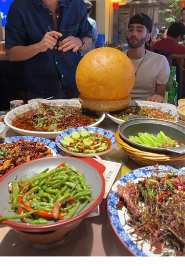 Comiendo Comida China con Alisson Valdez