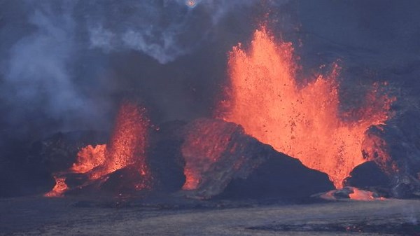 Tour Group Enjoys the 'Unreal' Show as Kilauea Volcano Erupts Again