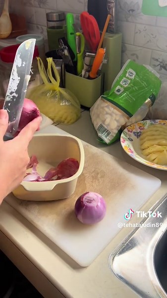 Resepi pajeri nenas menggunakan rempah kari dengan serbuk cili dari @Rempah Mak Siti Official @Rempah Ratus Mak Siti 1/2 biji nenas 1biji bwg besar 4ulas bwg putih 1inci halia 1sudu udg kering/ikan bilis Kayu manis, bunga lawang & halba campur(sikit jew 😜) Gula kabung Asam keping (boh 1-2 kpg dah la) Santan lebih kurang 1/2 kotak kecik 1 1/2 sudu kerisik Mudah kan? Makan dengan nasi putih pastu add telur dadar atau ikan goreng! Emm bertambah kompom!! #reseptiktok #resepimudah #resepimelayu #res