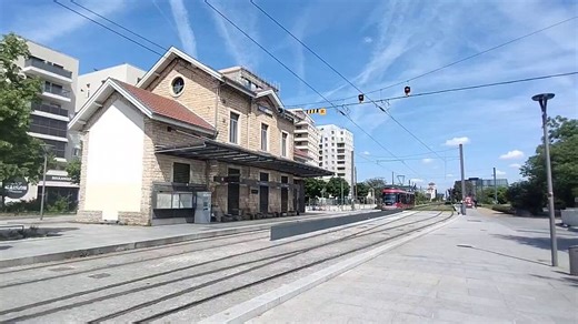 Petit Rhonexpress bien esseulé sur le réseau TCL en ce #1erMai. Aujourd'hui, seuls les usagers des transports en commun empruntant un avion, un train ou qui sont Parisiens sont importants. Les autres...
