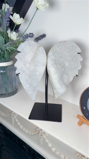 Druzy Agate Wings ❄️ But could they be any more perfect?! Agate emits the most peaceful & serene spa like energies and banishes all negativity. It’s said to promote harmony, happiness and balance. I’m literally lost for words with these ……. What do you think? Let us know in the comments…. #agatewings #statementcrystal #statementwings #crystals #crystalsuk #ukcrystals #ukcrystalseller #crystallivesale #crystalliveuk #crystallivesaleuk #crystalsofig #crystalsofinsta #crystalsofinstagram #crystalen