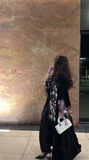 عبايات عيد مع ورود مميزة