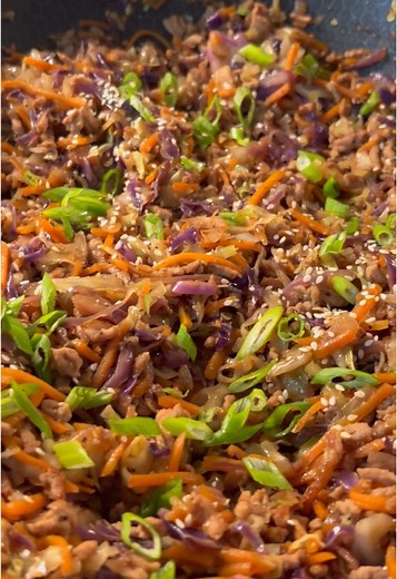 Egg Roll in a Bowl ✨🥕🥬 Ingredients: \t•\t1 lb ground pork (or turkey, beef, or chicken) \t•\t1 small onion, diced \t•\t1 tbsp minced garlic \t•\t1/2 tsp red pepper flakes \t•\t1 tsp garlic salt \t•\t1 tsp black pepper \t•\t2 bags tricolor coleslaw (red cabbage, green cabbage, and carrots) \t•\t1/4 cup soy sauce \t•\t2 tsp sesame oil \t•\t1 tbsp hoisin sauce (adjust to taste) \t•\tOptional toppings: green onions, sesame seeds, sriracha Instructions: \t1.\tBrown ground pork in a skillet. \t2.\tA