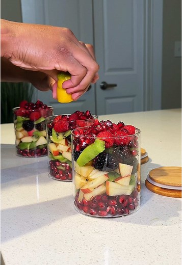 Eat fruits that are low in sugar, high in fiber and vitamin C. They will help you tremendous on your fitness journey as well as your overall health journey. 🤭 #fruits #nutrition #fiber #vitaminC #healthy Things to know: - Kiwis are high in fiber which keeps you fuller longer, but not only that. Kiwis are a great source of vitamin C and the the vitamin C promotes collagen production which helps muscles recover. - Apples are also high in fiber, they have anti inflammatory properties while also he