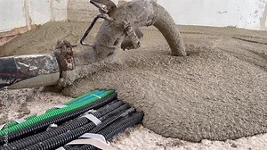 Casting of sand and cement with a pump that surrounds the pipes of the raw systems