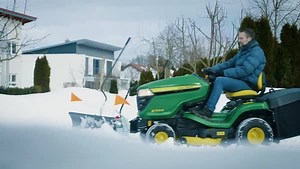12K views · 150 reactions | Unser John Deere X350R ist nicht nur ein Rasentraktor - ausgestattet mit einem Schneeschild ist er dein perfekter Begleiter in diesem Winter. ❄ Alle Infos rund um das Zubehör und die Anbaugeräte findest du auch hier: https://bit.ly/2MykKkA | John Deere | Facebook