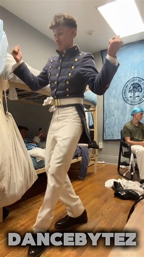 Have you seen this groovy tiktok dance😭😳 #dance #trending #tiktokdance #groove