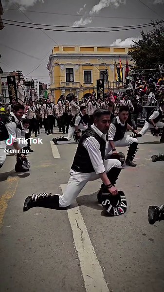 Caporales: La Danza Tradicional de Bolivia