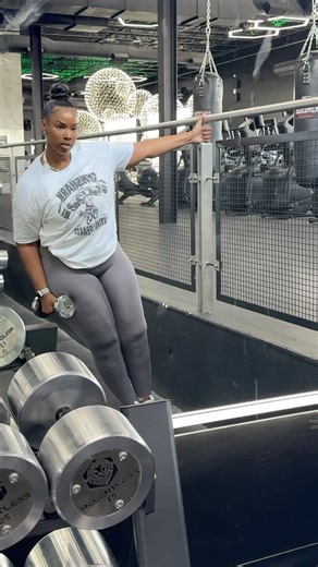 shoulders & triceps 👊🏾⁣ ⁣ Happy Monday 🤪⁣ ⁣⁣⁣⁣⁣⁣⁣⁣⁣⁣ 1️⃣ shoulder press ⁣ 2️⃣ leaning lateral raise ⁣ 3️⃣ tricep pull down ⁣ 4️⃣ single arm UH pull down ⁣ 5️⃣ sitting alt press⁣ | QiQi