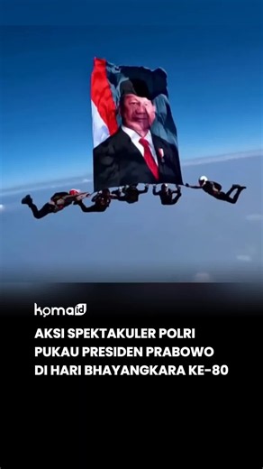 Persembahan luar biasa penuh dedikasi ditunjukkan oleh Korps Bhayangkara dalam peringatan Hari Bhayangkara ke-80 di Pusat Latihan Brimob, Cikeas. Melalui atraksi terjun payung presisi tinggi, para personel terbaik Polri sukses mengibarkan foto raksasa Presiden Prabowo Subianto serta Bendera Tribrata di udara dengan sempurna. Penampilan ini menjadi simbol loyalitas, profesionalisme, dan semangat pengabdian kepada bangsa dan negara. Keberagaman Indonesia turut mewarnai aksi tersebut saat Brigjen A