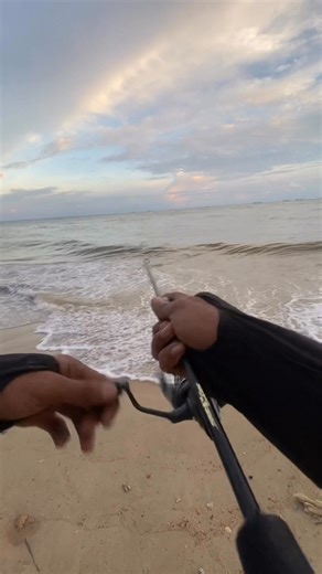 3.1K views · 19 reactions | mancing casting saat ombak deras menggunakan micro jig 20GR #fblifestyle #seaandkings #mancing | Sayyid Hasyim | Facebook