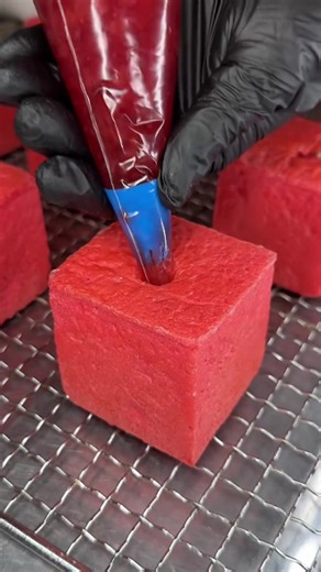 ¡Esto no es solo pan, es una revolución de los postres! Tomamos masa de color rojo brillante, la horneamos en cuadrados perfectos, la rellenamos con una sorpresa cremosa y sumergimos todo en delicioso chocolate derretido. ¡Tienes que probar esta receta! | Chefclub México