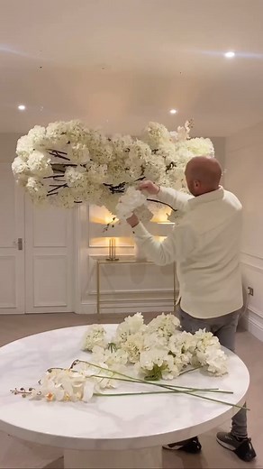 166K views · 2.9K reactions | Build a flower cloud with us!☁️ Save this reel for som DIY inspiration懶 we’ve used faux hydrangea and orchid stems to create this gorgeous floral installation We’re obsessed with the finished result朗 follow Rowen Homes #diyhome #homeinspo #floraldesign | Rowen | Facebook