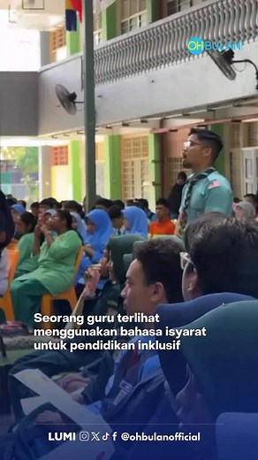 Momen yang betul-betul menyentuh hati di majlis sekolah bila seorang guru dengan penuh dedikasi jadi instruktor dalam menyampaikan lagu menggunakan Bahasa Isyarat Malaysia (BIM). Inilah contoh sebenar pendidikan untuk semua 🥰👍 Sumber: _akk98 #ohbulan #kinitrending #guru #bim | OHBULAN!