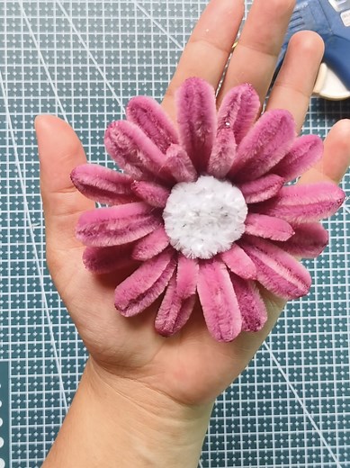 Fuzzy Wire Daisy Flower Tutorial for DIY Enthusiasts