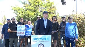 Wyden's brings 'special delivery' to Bend post office, presses postmaster general to drop plan that's delaying mail