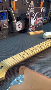 @fretguru La FretGuru XT no es una “regla de guitarra” común, sino una herramienta de medición profesional de precisión para setups y evaluación de guitarras utilizada por técnicos y luthiers para medir con exactitud muchos parámetros de una guitarra durante una calibración. Fret Rocker de 4 lados: Se usa como regla de verificación de trastes altos/bajos para detectar trasteos comparando tres o más trastes consecutivos. | El Taller de Wicho