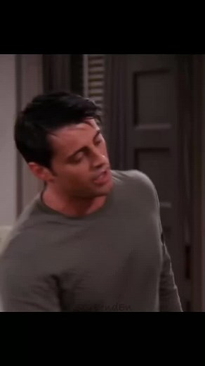 Joey gift Chandler The White Dog |FRIENDS| #facebookviral #facebookreelsviral #facebookvideo #funnyvideo #reelsfbシ #trendingreelsvideo #comedy #friends | Screen DEn