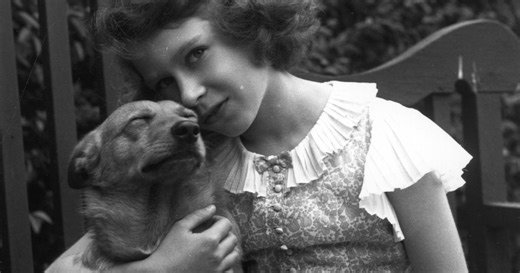 «J’espère que les poissons rouges sont toujours en vie» : cette lettre si touchante d’Elizabeth II enfant découverte sous un lit