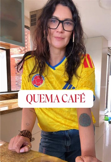 Quema café cuando sientas que nada avanza, que todo está estancado, que no salen bien las cosas o simplemente cuando quieras renovar la energía ✨ ¿Qué necesitas? Un plato, una o dos cucharadas de café, alcohol y fuego 🔥 visualiza tu intensión y, si quieres, recorre tu casa y pasa el humo del café por los rincones, así ayudarás a mover lo que necesitas 🫶🏼 Cuéntame qué otro ritual quisieras ver #rituales #brujitips #cafe