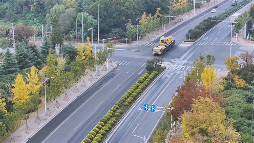 In this video, we take a closer look at the outriggers of the XCA1800G9-1 all-terrain crane. The crane is equipped with four outriggers in an H-type layout, It features a 4-outrigger system in an H-type arrangement, with dual-section extendable outriggers at both front and rear. The telescoping mechanism employs a dual-cylinder design, with both horizontal and vertical extension controlled hydraulically and operated via wireless remote control. With a total counterweight of 220 tons and multiple