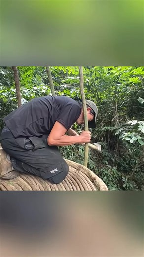 The man made a house on an ancient tree to avoid wild animals #survival #bushcraft #campping #build | Building Survival