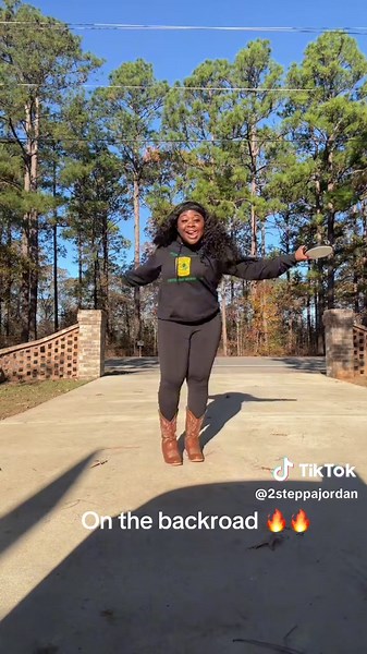 On the backroad line dance 🔥🔥💃🏾 dont mind me adding all those extra turns 🤣🤣 #tamboj #tntsteppaz #2steppajordan #trailride #linedance