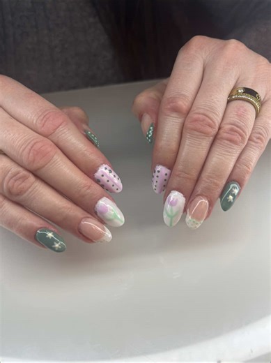 POV: tu veux LE set parfait pour Pâques 🌸💅 Un petit set printemps rose & vert avec des fleurs trop cute 🌷 Parfait pour Pâques ou juste pour être dans ton vibe “fresh & girly” 💕 Je te montre toute la prep comment je fais le set du début à la fin ✨ Si t’aimes les ongles propres, délicats et qui durent… t’es à la bonne place 👀 Il me reste quelques dispos ce mois-ci 🤭 Tu peux réserver directement via mon site elibenoit.ca ou viens m’écrire 💌 #onglesprintemps #nailtech #nailsinspo #onglesgel #