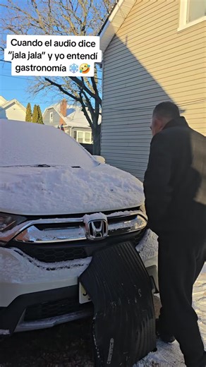 Yo todo emocionado en la nieve, el audio: jala, jala, jala… y yo: ¡ay qué buena está! 😏❄️😂 Aquí no se juzga, solo se jala… pero la nieve 😎🤣 #HumorLatino #DobleSentido #JalaJala #NieveConSabor #FYPdeRisa