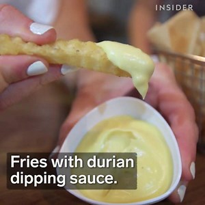 Ben jij gek op Durian? In Singapore serveren ze een Durian pizza, Wafel met Durian ijs en zelfs frietjes met Durian dip. #levelasian #singapore | ASN Online