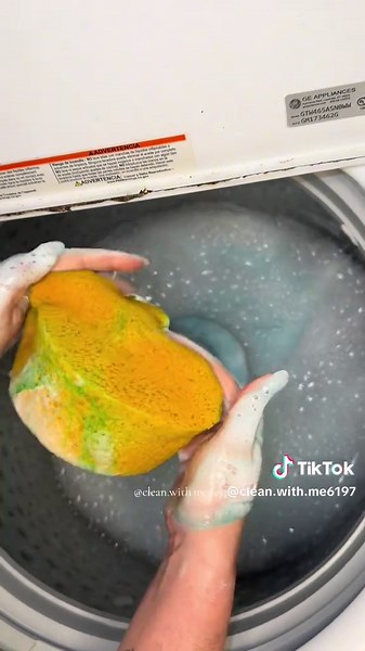 front loader video coming soon but yall it’s just not the same and it’s unmotivating me 😭 #laundrytok #laundry #asmrsounds #spongesqueezing #sudsycleaning