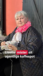 Efter den kommende weekend lukker den populære café Garnhuset i den røde bygning ved Hesnæs Havn. De voldsomme ødelæggelser under den historiske stormflod sidste år, tvinger nu spisestedet til at lukke og fyre alle ansatte. | TV2 ØST
