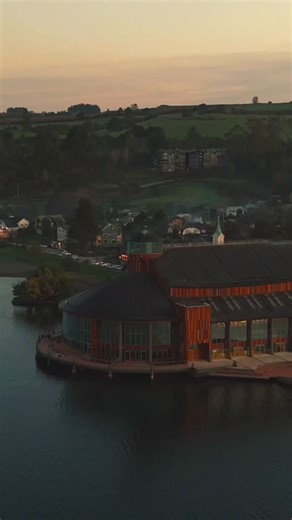 🌸 Frutillar, un rincón mágico a orillas del Lago Llanquihue 🌊 Entre casas de estilo alemán, música y el imponente Volcán Osorno 🏔️ Un destino que mezcla historia, cultura y naturaleza en perfecta armonía 🎶 ✨ Vive la magia del sur en Frutillar ✨ #Frutillar #LagoLlanquihue #SurDeChile #ChileNomads #Chile | Chile Nomads
