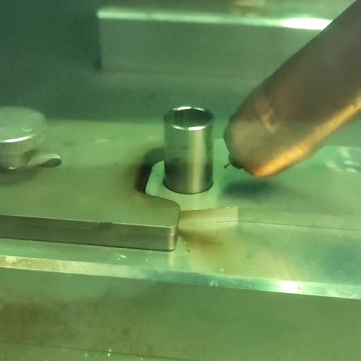 Edelstahl schweißen im MAG verfahren mit dem Roboter und der Fronius TPS 300i. Schweißprozess: CMT Cycle Step #fronius #froniuswelding #schweißen #mag