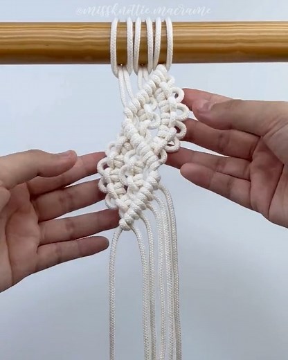 18K views · 352 reactions | ¡Domina el arte del macramé desde la comodidad de tu hogar!  Descubre nuestro curso online lleno de tutoriales paso a paso y técnicas avanzadas. ¡Haz clic para empezar a crear belleza con tus propias manos! #MacraméMágico #ArteEnTusManos" | Curso Online Macramé | Facebook