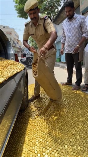Car Gate Khola Aur Gold Coins Ka Pahad Bahar Aa Gaya! Police Shock 😱 #shorts #gold