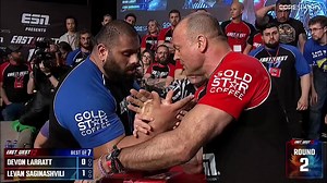 【全屏后，点击字幕】德文・拉瑞特VS莱万・萨吉纳什维利—《东 vs 西 12：世界冠军赛》