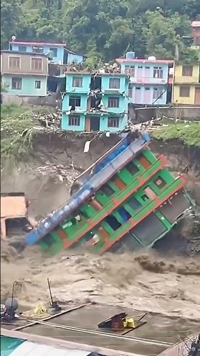 大洪水で家が崩れ落ちた瞬間 #洪水 #flood #自然災害 #naturaldisaster #ショート動画