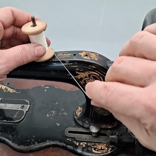 Singer 12 Wind the bobbin