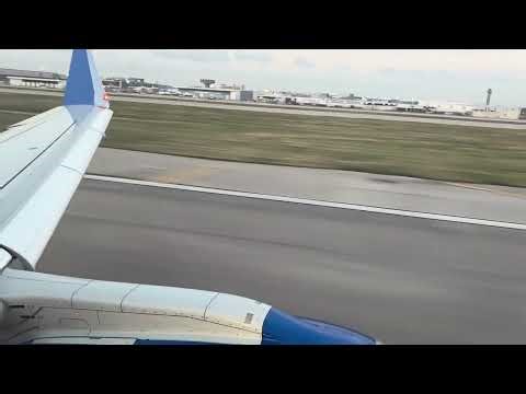 United Express E175 takeoff Houston for Oklahoma City