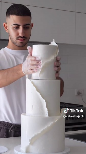 Mastering Wedding Cake Decorating Techniques