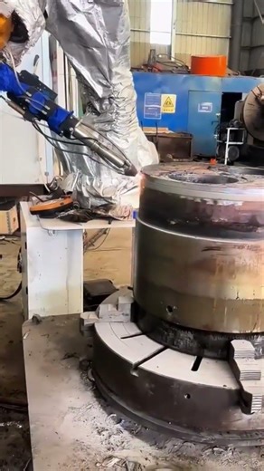 Laser cladding machine for repairing components of petrochemical machinery and equipment