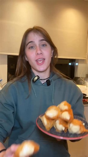 iwanna on Instagram: "Τρίγωνα πανοράματος 🥹 1 λίτρο γάλα 290 γρ ζάχαρη κρυσταλλική 60 γρ κρόκοι 1κτγ βανίλια 200 γρ βούτυρο 200 γρ αλεύρι 1 πακέτο φύλλο κρούστας 150 γρ βούτυρο λιωμένο Για το σιρόπι : 450 γρ νερό 500 γρ ζάχαρη #pastry"