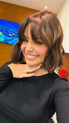 Christina Hänni on Instagram: "Looking extra fly for 2026 ❤️‍🔥 Wer ist das im Spiegel? 😎😜🔥 #hello #2026 #newme #newhair"