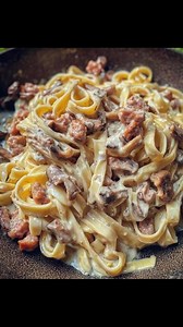 Tagliatelle con funghi porcini e salsiccia Ingredienti - 320 g di tagliatelle (fresche o secche) - 300–400 g di funghi porcini (freschi o surgelati), puliti e affettati - 250–300 g di salsiccia priva di budello, sbriciolata - 1 cipolla grossa, tritata finemente - 100 ml di vino bianco secco - 1 dado (vegetale o di carne) - 2 cucchiai di olio extravergine d'oliva - Sale e pepe nero q.b. - Prezzemolo fresco tritato - Acqua (opzionale, un dito) o qualche cucchiaio di acqua di cottura della pasta Pe
