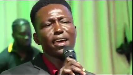 Il a commencé à chanter à l’âge de 7 ans, à 14 ans il compose les chansons et crée son propre groupe. En 2017 il remporte le premier prix au festival de musique gospel et réalise son premier concert international à Khartoum au soudan. Pour O Positif il est sorti de sa zone de confort et nous a interprété une des chansons les plus difficile et peut être la plus écouté du Feu Mahamat Wardi. Zakarie dans Soudfa | O’Positif