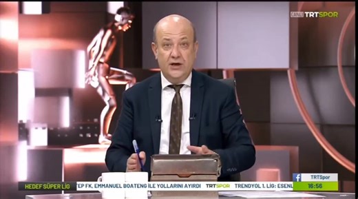 Hedef Süper Lig programında BANDIRMASPORUMUZ - Vanspor FK maçının yorumu... Program yorumcuları sürekli olarak rüzgarın maça olan etkisinden bahsetse de, BANDIRMASPORUN bu rüzgarın etkisinin son bulacağı yeni bir stada ihtiyacı olduğundan ne hikmetse YİNE bahsetmediler... Haftalardır, aylardır her maçta yapılan BANDIRMA STAD İSTİYOR talebimiz görmezden gelinmeye devam ediliyor... BU ŞEHİR 8 YILDIR 1.LİGDE VE ARTIK BU ŞEHİRE YENİ BİR STAD YAPILMASI ŞART.... | BANDIRMASPOR