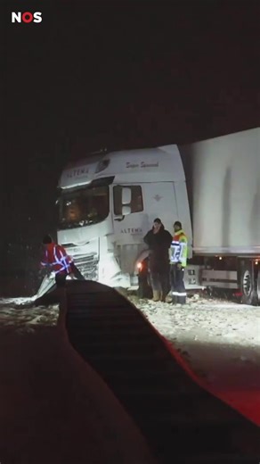 415K views · 1.7K reactions | Het is slippen en glijden op de snelwegen in het noorden van Nederland. In de provincies Friesland, Groningen, Drenthe en de Waddeneilanden geldt code oranje. Het sneeuwt er hard sneeuw in combinatie met veel wind. Dat zorgt voor spannende autoritjes. | NOS | Facebook