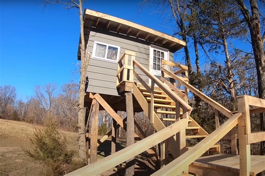 Spacious Deer Blind Lets You Hunt in Comfort